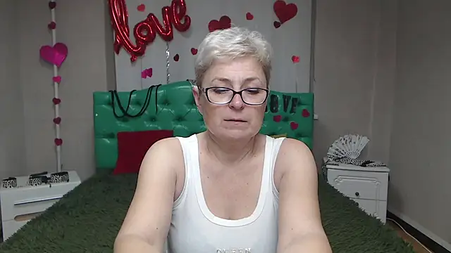 Snapshot of EmiliaGree chatting on 11.18.25 EmiliaGree online show from 11.18.25