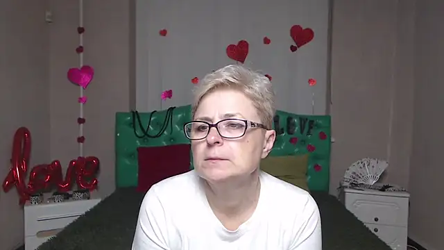 Snapshot of EmiliaGree chatting on 11.20.25 EmiliaGree online show from 11.20.25