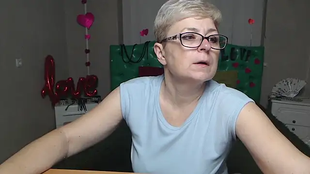 Snapshot of EmiliaGree chatting on 11.27.25 EmiliaGree online show from 11.27.25