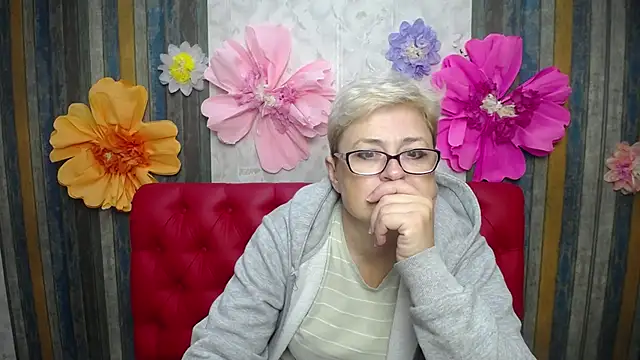 Snapshot of EmiliaGree chatting on 12.05.25 EmiliaGree online show from 12.05.25