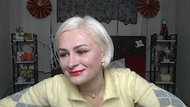 Snapshot of OliviaHorst chatting on 10.23.25 OliviaHorst online show from 10.23.25