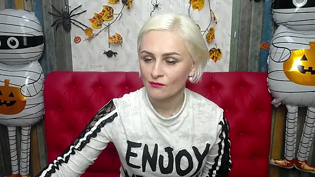 Snapshot of OliviaHorst chatting on 10.26.25 OliviaHorst online show from 10.26.25