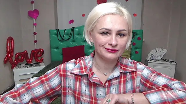 Snapshot of OliviaHorst chatting on 11.22.25 OliviaHorst online show from 11.22.25