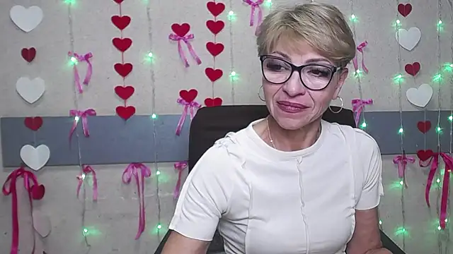 Snapshot of EllaBonito chatting on 03.07.25 EllaBonito online show from 03.07.25