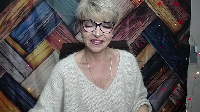 Snapshot of EllaBonito chatting on 10.17.25 EllaBonito online show from 10.17.25