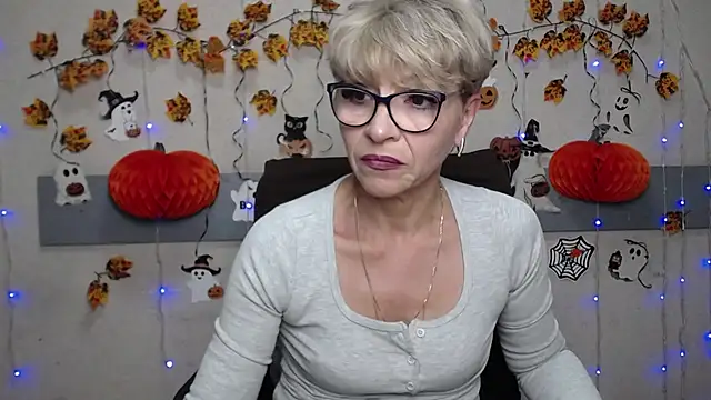 Snapshot of EllaBonito chatting on 10.20.25 EllaBonito online show from 10.20.25