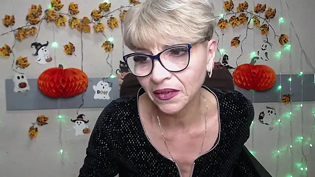 Snapshot of EllaBonito chatting on 11.01.25 EllaBonito online show from 11.01.25