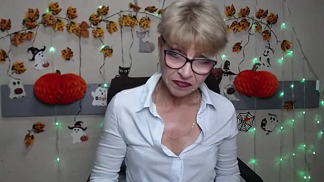 Snapshot of EllaBonito chatting on 11.02.25 EllaBonito online show from 11.02.25