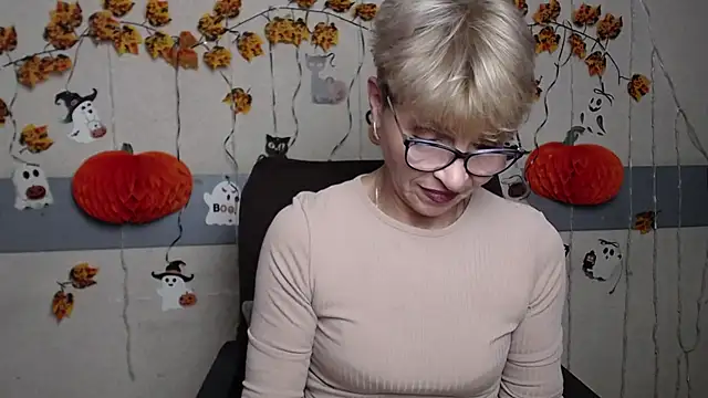 Snapshot of EllaBonito chatting on 11.13.25 EllaBonito online show from 11.13.25