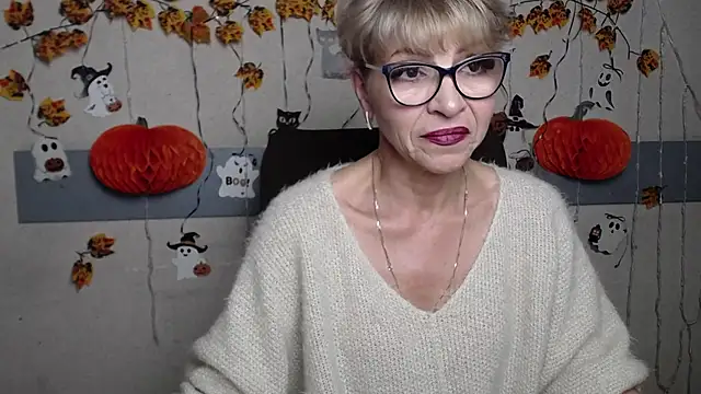 Snapshot of EllaBonito chatting on 11.16.25 EllaBonito online show from 11.16.25