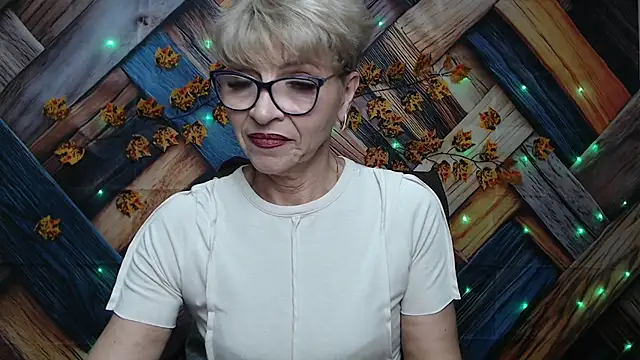 Snapshot of EllaBonito chatting on 11.23.25 EllaBonito online show from 11.23.25