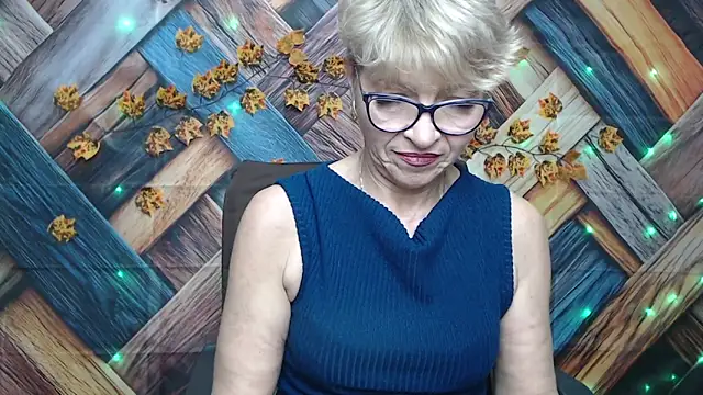 Snapshot of EllaBonito chatting on 11.26.25 EllaBonito online show from 11.26.25