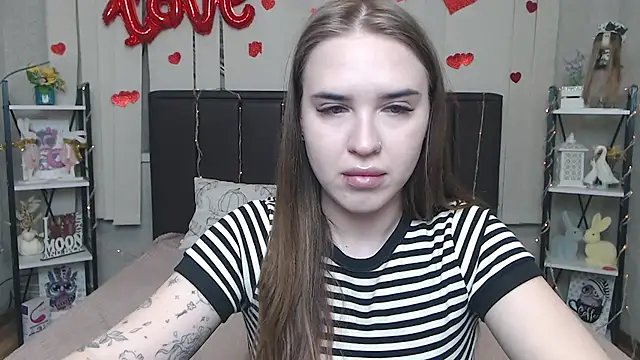 LauraHlot online show from 04.07.26