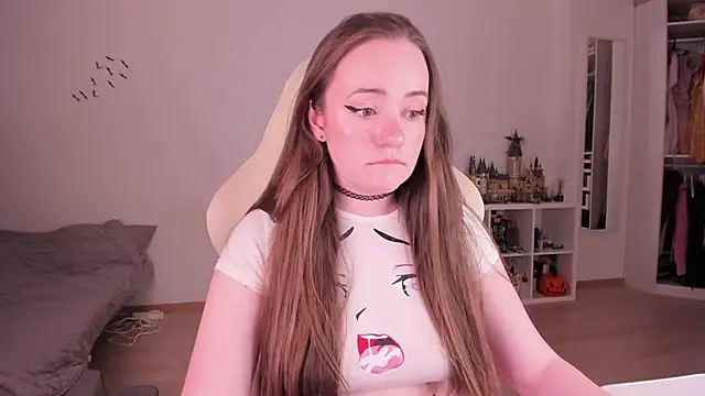 WalkingGirl online show from 12.03.25