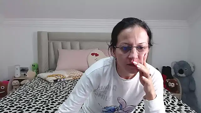 Snapshot of CatWoman0001 chatting on 01.11.26 CatWoman0001 online show from 01.11.26