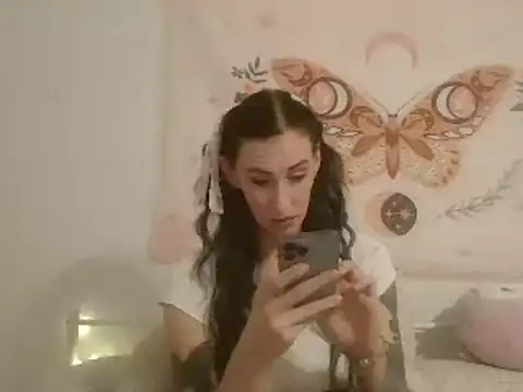 Snapshot of averietheangel chatting on 03.21.25 averietheangel online show from 03.21.25