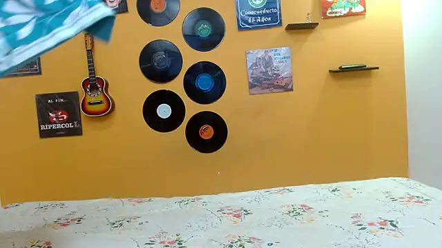 Snapshot of evaleribigtits18 chatting on 09.19.25 evaleribigtits18 online show from 09.19.25