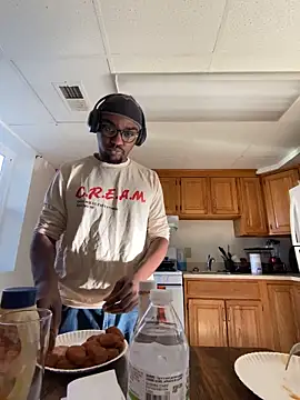 Snapshot of BigPluto chatting on 11.08.25 BigPluto online show from 11.08.25