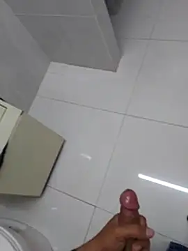 Snapshot of eselacheg chatting on 12.21.25 eselacheg online show from 12.21.25