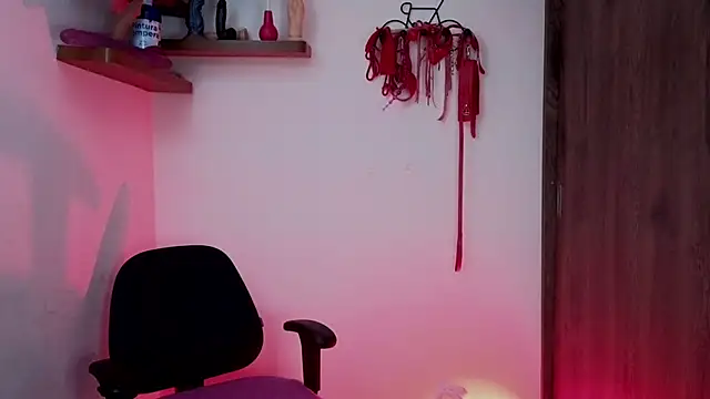 Snapshot of avans_15 chatting on 11.28.25 avans 15 online show from 11.28.25