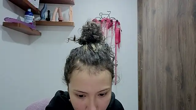 Snapshot of avans_15 chatting on 11.29.25 avans 15 online show from 11.29.25