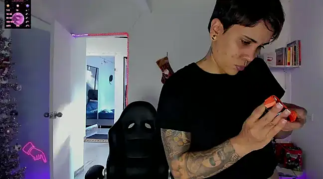 Snapshot of ZhoeStrong chatting on 01.06.25 ZhoeStrong online show from 01.06.25