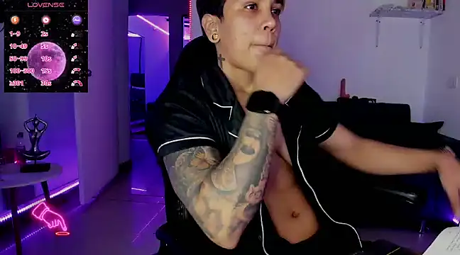 Snapshot of ZhoeStrong chatting on 01.11.25 ZhoeStrong online show from 01.11.25