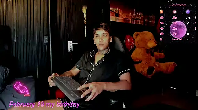 Snapshot of ZhoeStrong chatting on 02.19.25 ZhoeStrong online show from 02.19.25