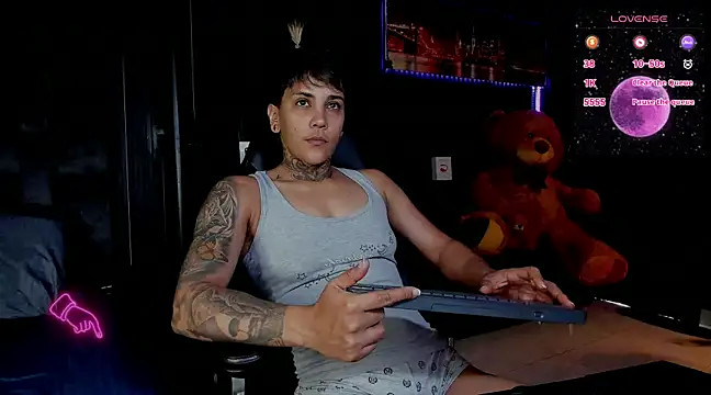 Snapshot of ZhoeStrong chatting on 02.23.25 ZhoeStrong online show from 02.23.25