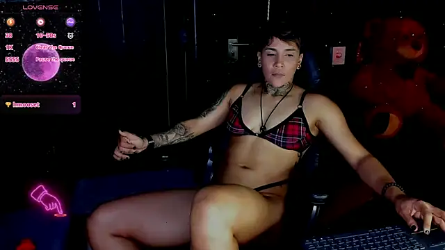 Snapshot of ZhoeStrong chatting on 03.08.25 ZhoeStrong online show from 03.08.25