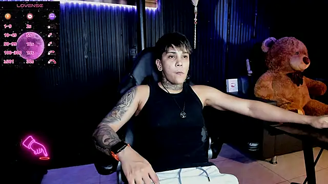 Snapshot of ZhoeStrong chatting on 03.11.25 ZhoeStrong online show from 03.11.25