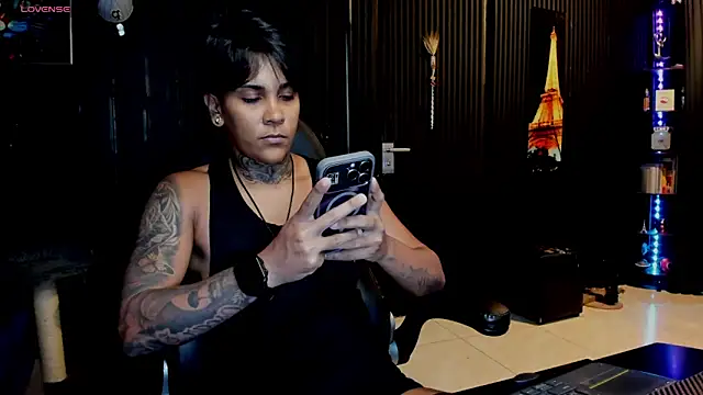 Snapshot of ZhoeStrong chatting on 09.09.25 ZhoeStrong online show from 09.09.25