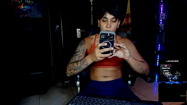 Snapshot of ZhoeStrong chatting on 09.21.25 ZhoeStrong online show from 09.21.25