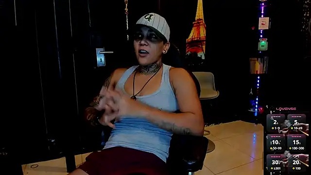 Snapshot of ZhoeStrong chatting on 10.09.25 ZhoeStrong online show from 10.09.25