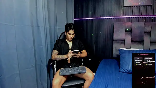 Snapshot of ZhoeStrong chatting on 10.23.25 ZhoeStrong online show from 10.23.25