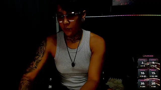 Snapshot of ZhoeStrong chatting on 10.27.25 ZhoeStrong online show from 10.27.25