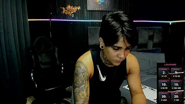 Snapshot of ZhoeStrong chatting on 10.31.25 ZhoeStrong online show from 10.31.25