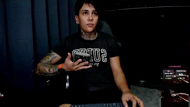 Snapshot of ZhoeStrong chatting on 11.21.25 ZhoeStrong online show from 11.21.25