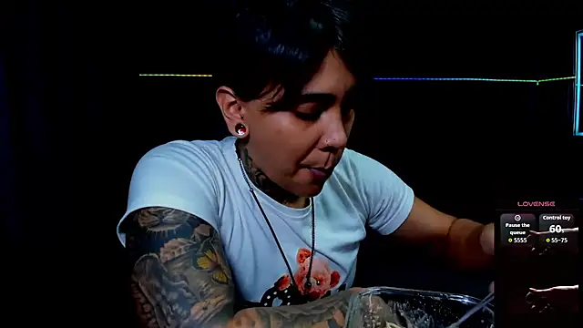 Snapshot of ZhoeStrong chatting on 11.28.25 ZhoeStrong online show from 11.28.25