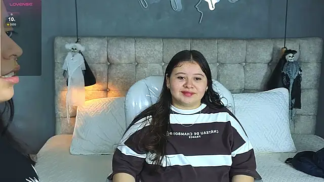 Snapshot of Laia_and_Aloby chatting on 10.24.25 Laia and Aloby online show from 10.24.25