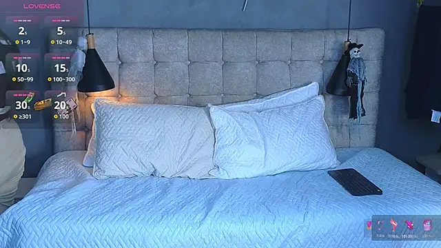 Snapshot of Laia_and_Aloby chatting on 10.31.25 Laia and Aloby online show from 10.31.25