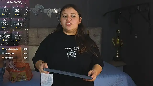 Snapshot of Laia_and_Aloby chatting on 11.01.25 Laia and Aloby online show from 11.01.25