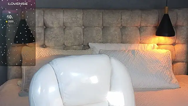 Snapshot of Laia_and_Aloby chatting on 11.22.25 Laia and Aloby online show from 11.22.25