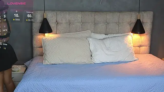 Snapshot of Laia_and_Aloby chatting on 12.01.25 Laia and Aloby online show from 12.01.25