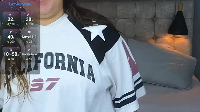 Snapshot of Laia_and_Aloby chatting on 12.15.25 Laia and Aloby online show from 12.15.25