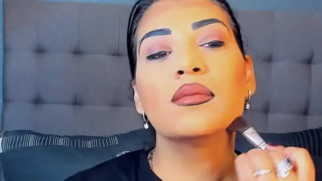 Snapshot of AmyCubes chatting on 10.29.25 AmyCubes online show from 10.29.25