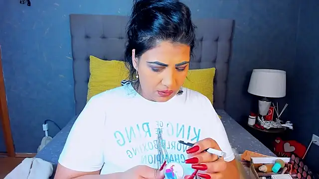 Snapshot of AmyCubes chatting on 11.22.25 AmyCubes online show from 11.22.25