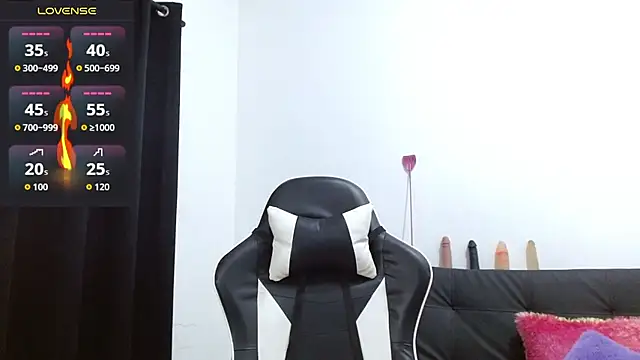 Snapshot of Kiara-Rider chatting on 11.18.25 Kiara-Rider online show from 11.18.25