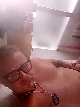 Snapshot of swingr chatting on 12.04.24 swingr online show from 12.04.24