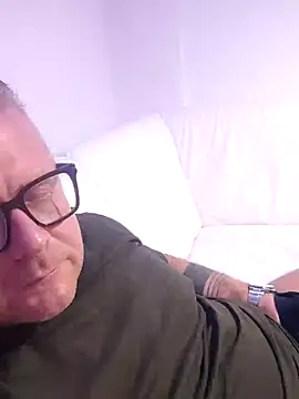 Snapshot of swingr chatting on 01.05.25 swingr online show from 01.05.25